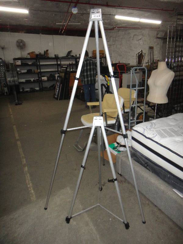 lot 746 image: Lot of Metal Easles