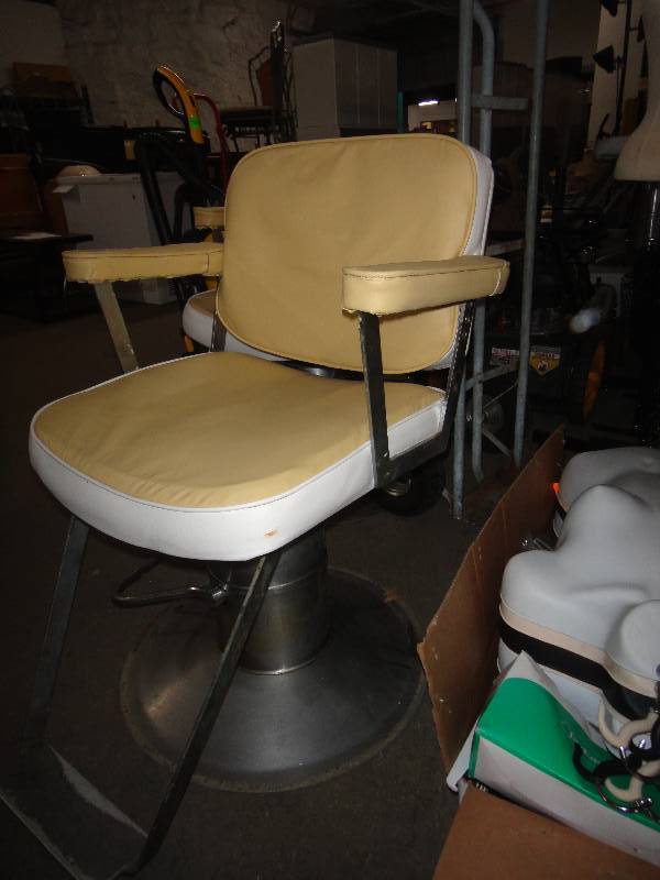 lot 747 image: Vintage Hydraulic BarberBeauty Salon Chair
