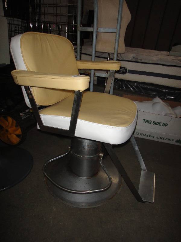 lot 748 image: Vintage Hydraulic BarberBeauty Salon Chair