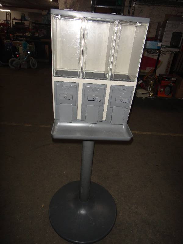 lot 749 image: Vendstar 3000 Candy Quarter Vending Machine small business investment No Key