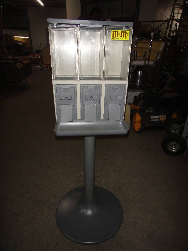 lot 751 image: Vendstar 3000 Candy Quarter Vending Machine small business investment with Keys
