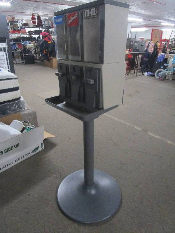 lot 753 image: Vendstar 3000 Candy Quarter Vending Machine small business investment with Keys