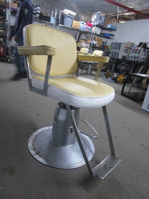 lot 758 image: Vintage Hydraulic BarberBeauty Salon Chair