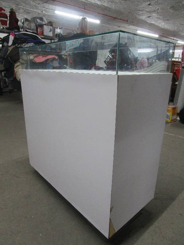 lot 764 image: Display Cabinet