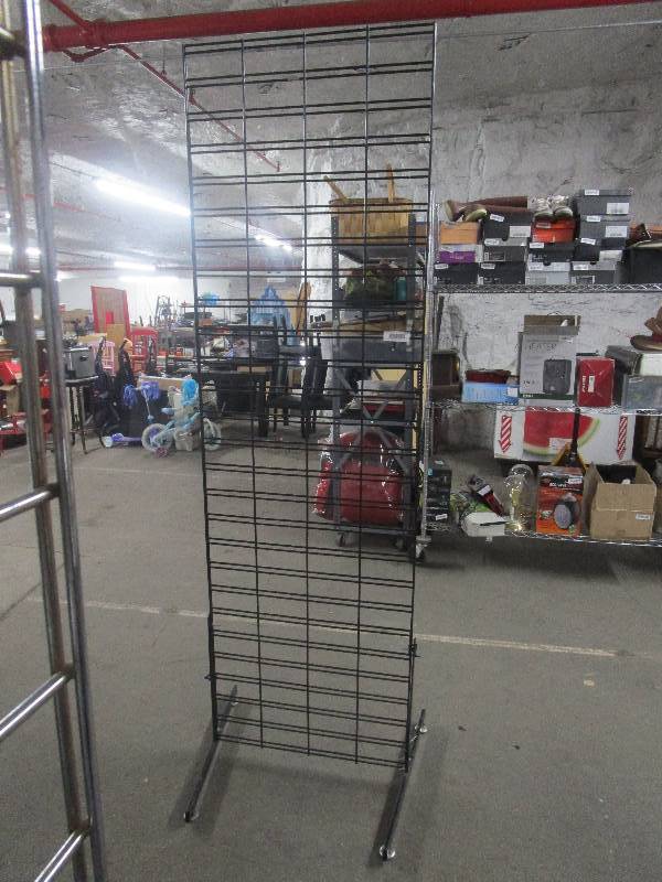 lot 1000 image: Merchandising Rack