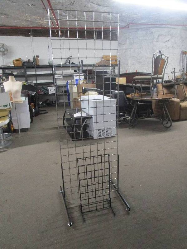 lot 1001 image: Set of Merchandising Racks