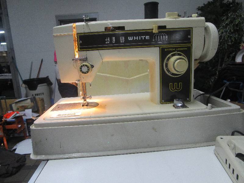 lot 1002 image: Sewing Machine