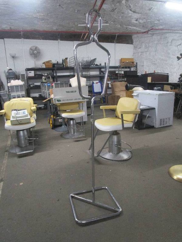 lot 1005 image: Metal Fitting Stand