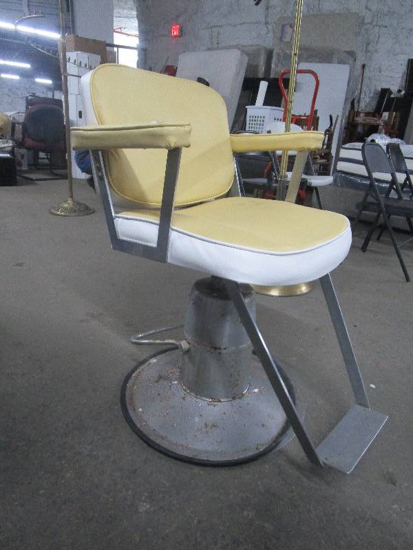 lot 759 image: Vintage Hydraulic BarberBeauty Salon Chair