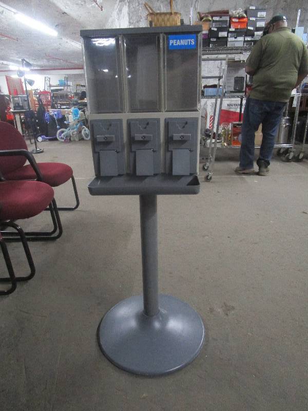 lot 1014 image: Vendstar 3000 Candy Quarter Vending Machine small business investment No Tubular Key
