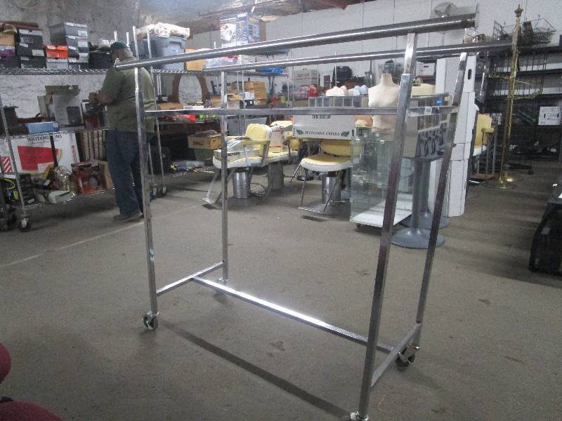 lot 1015 image: Rolling Clothing Rack