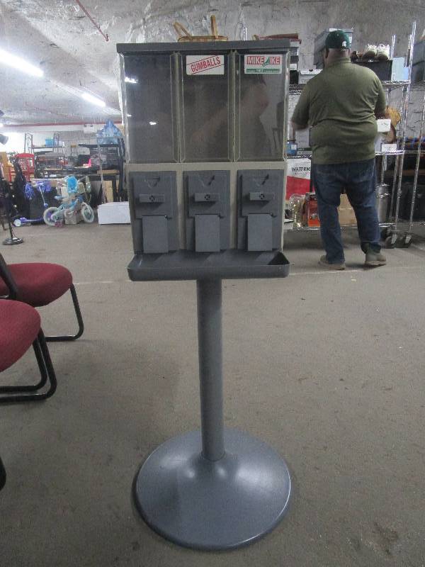 lot 1017 image: Vendstar 3000 Candy Quarter Vending Machine small business investment No Tubular Key
