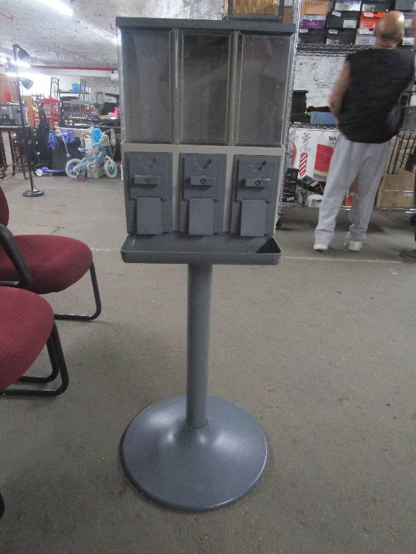 lot 1018 image: Vendstar 3000 Candy Quarter Vending Machine small business investment No Tubular Key