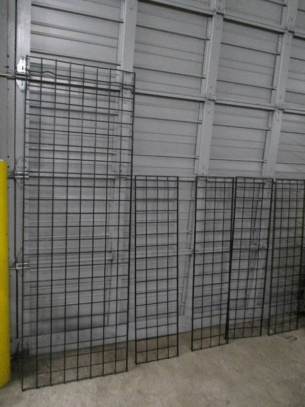 lot 538 image: Merchandising Racks