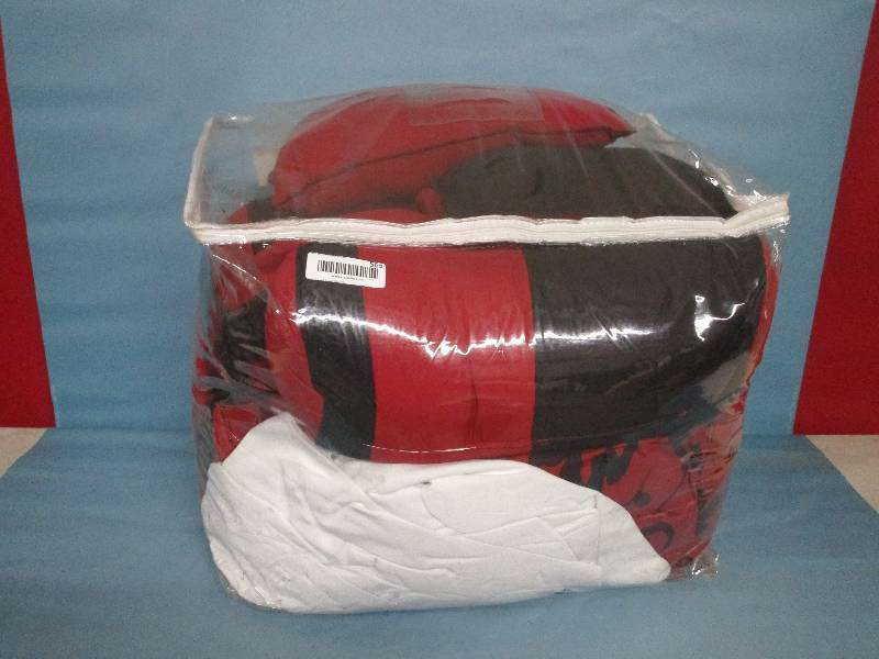 lot 566 image: Bedding Set