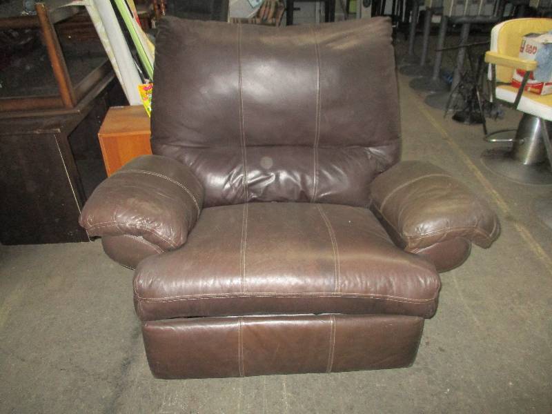 lot 553 image: Leather Recliner