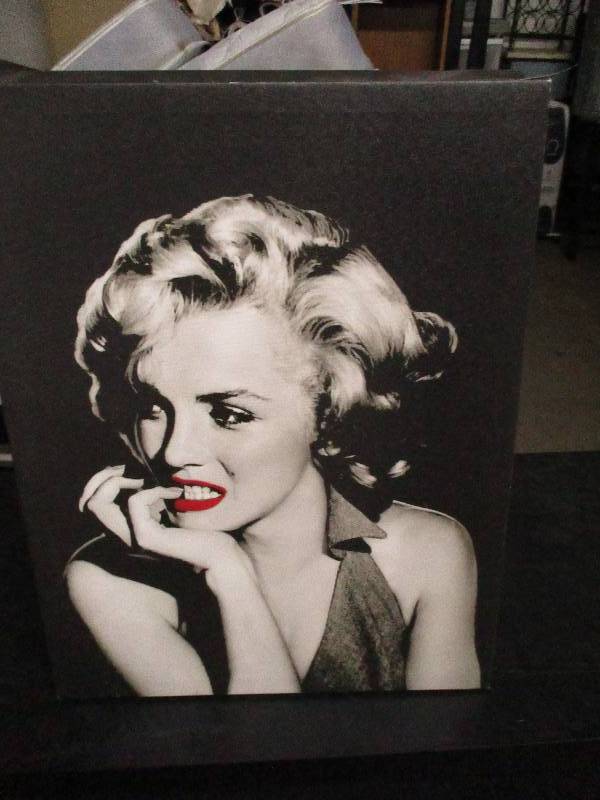 lot 552 image: Marilyn Monroe Wall Dcor