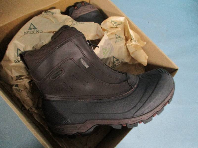 lot 559 image: Pair of Boots