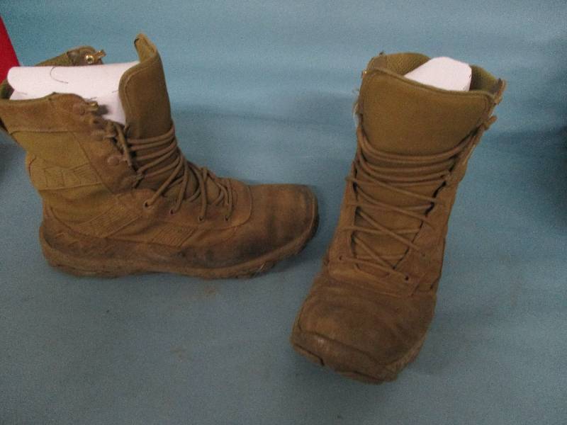 lot 609 image: Size 9.5 Red Head Boots
