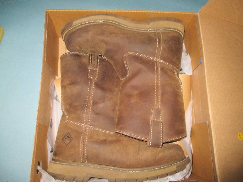 lot 611 image: Wellie Classic Boots Size 10
