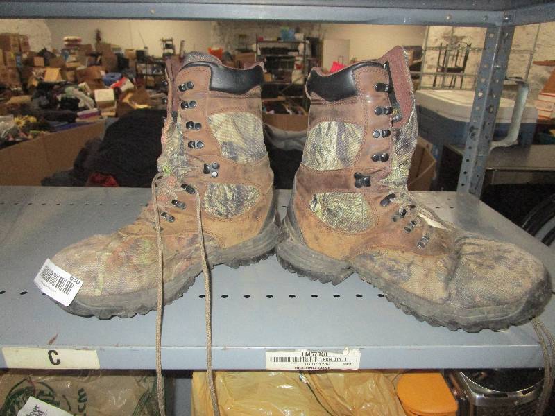 lot 630 image: Red Head Size 9.5 Boots