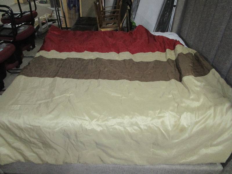 lot 643 image: 104x90 Comforter