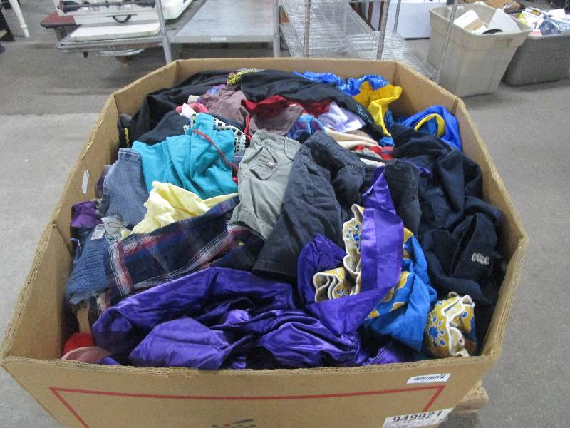 lot 646 image: Gaylord Full of Quality Clothing No Junk Gaylord Not Included Bring Your Own Bags