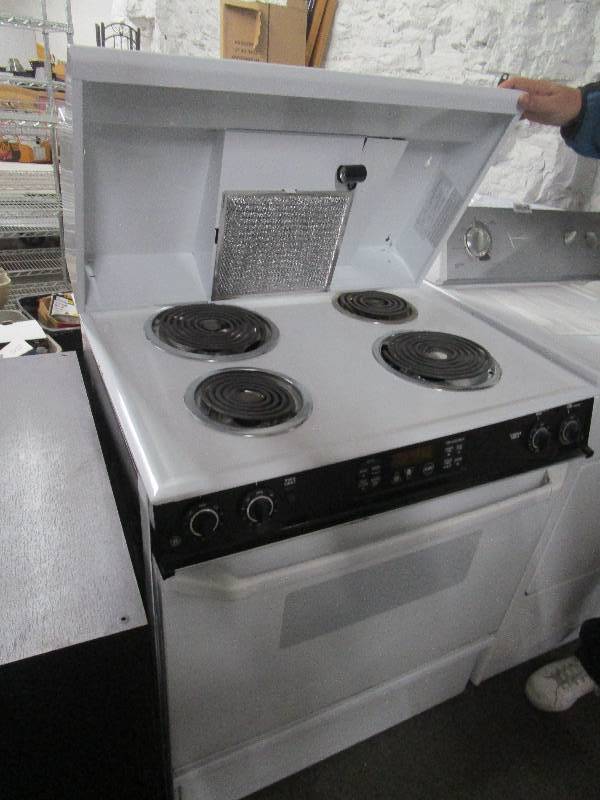 lot 648 image: GE Stove with Hood Vent