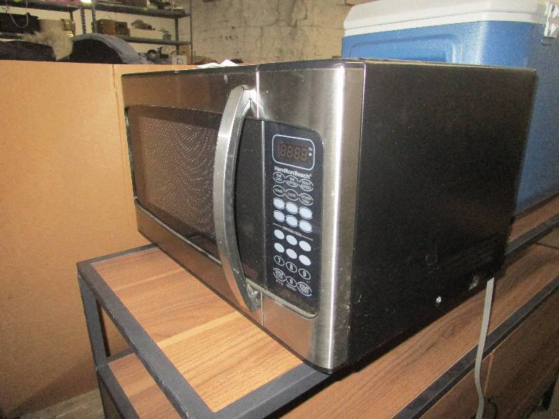 lot 647 image: Microwave Oven