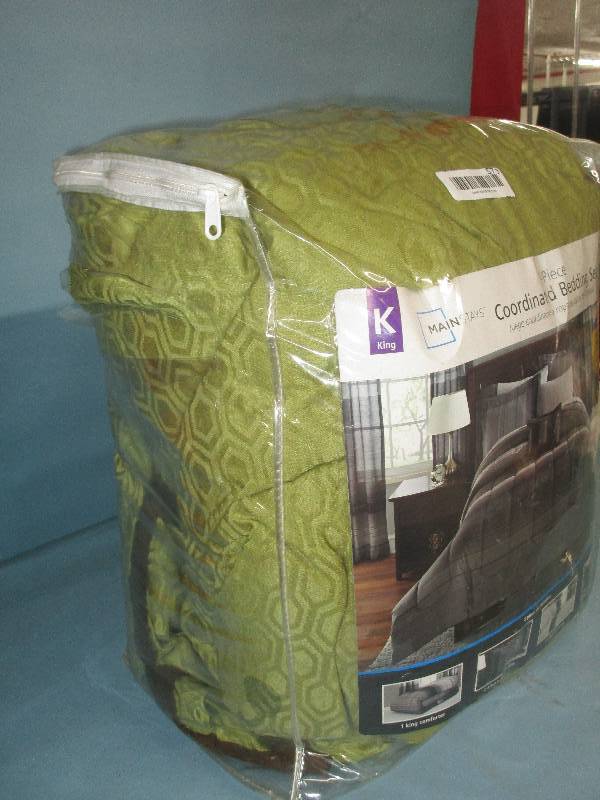lot 573 image: Bedding Set