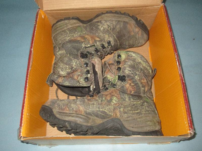 lot 574 image: Size 9.5 Boots