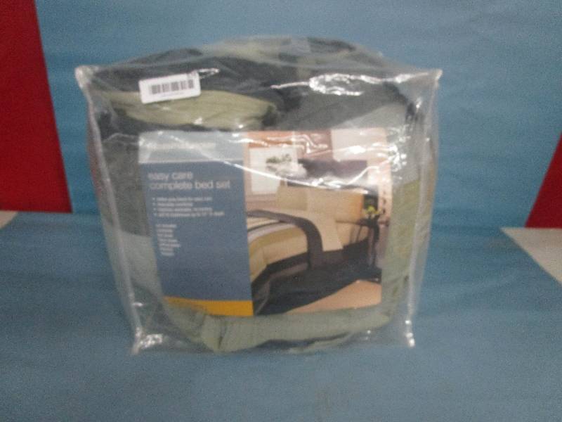 lot 575 image: Queen Size Bedding Set