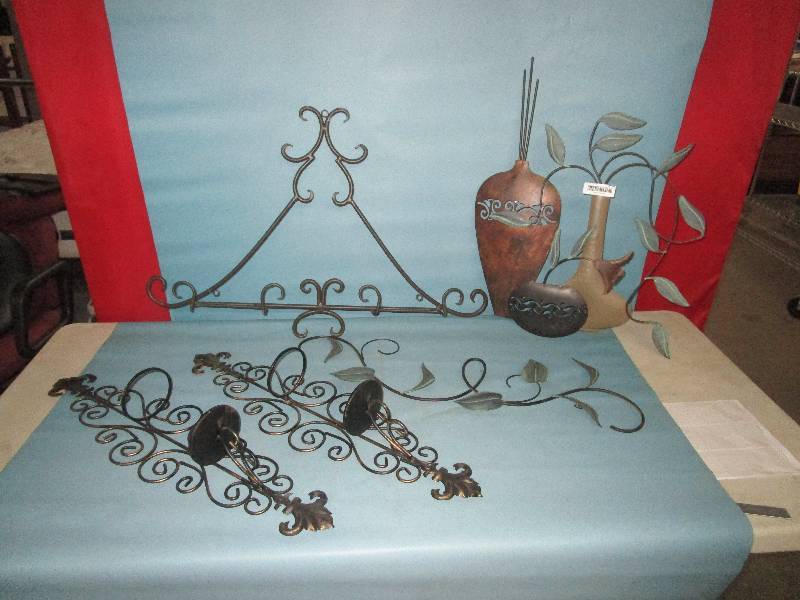 lot 579 image: Lot of Home Dcor
