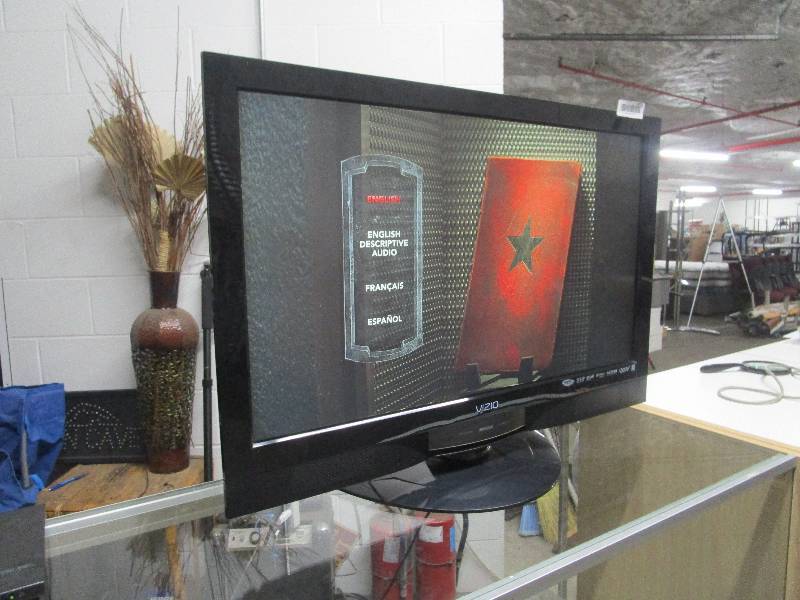 lot 502 image: Vizio 32 Flat Screen Tv
