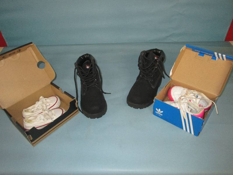 lot 565 image: Lot of Kids Shoes