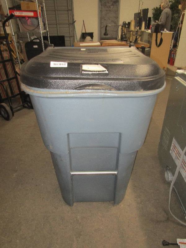 lot 578 image: Rolling Trash Can