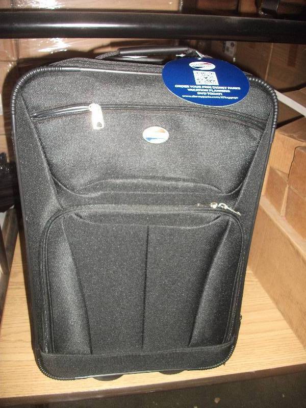 lot 3483 image: American Tourister Luggage Fieldbrook II 3 piece set (Boarding Bag, Wheeled Duffel, 21 Upright)