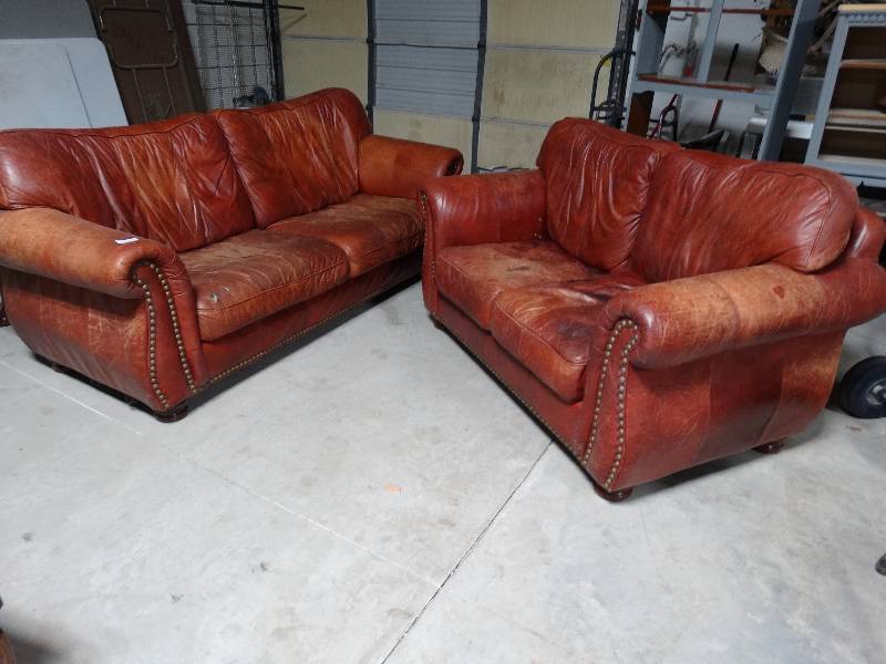 lot 271 image: Leather sofa & matching loveseat