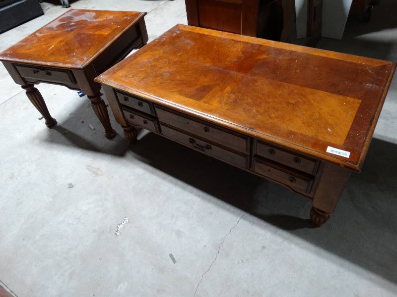 lot 272 image: Coffee table & matching end table