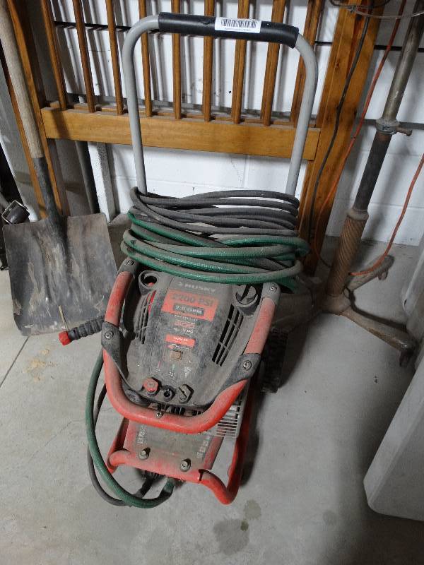 lot 274 image: Husky 2200 psi gas power washer
