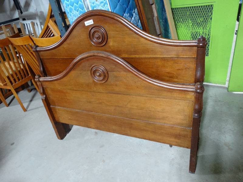 lot 286 image: Antique wood full size bed w rails