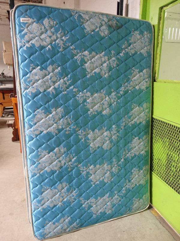 lot 287 image: Full size mattress & box spring