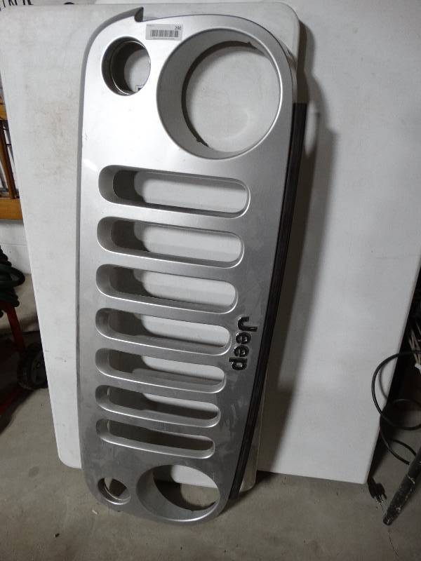 lot 290 image: Jeep grill