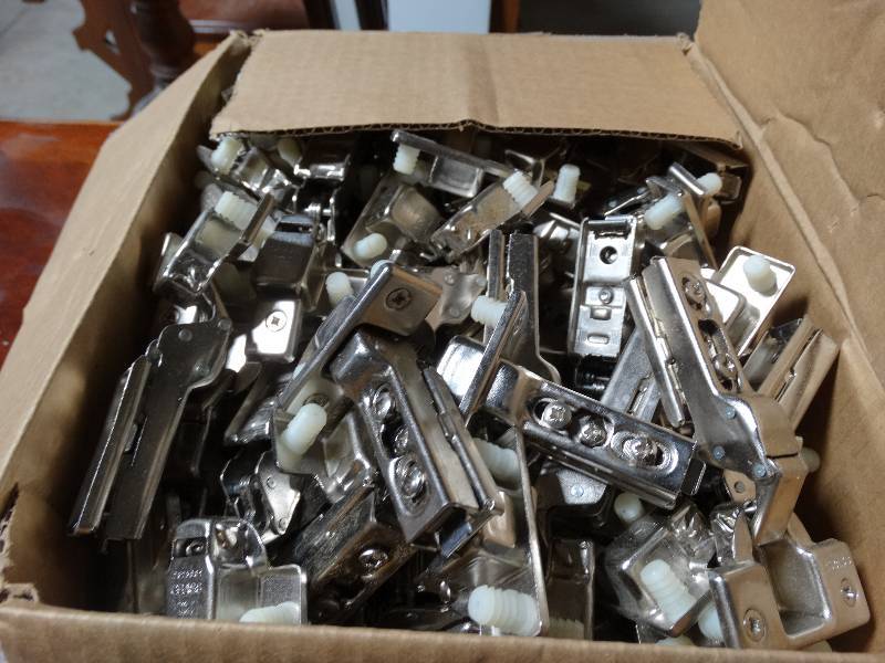 lot 291 image: Box full of hinges