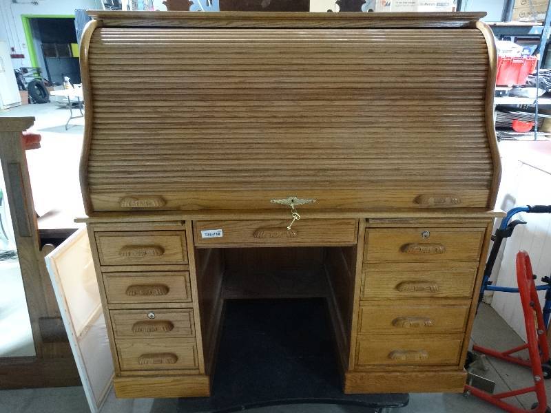 lot 292 image: Beautiful large oak roll top desk w key