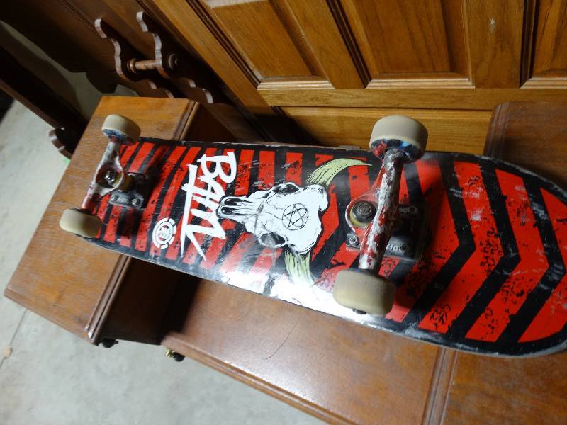lot 317 image: Skateboard
