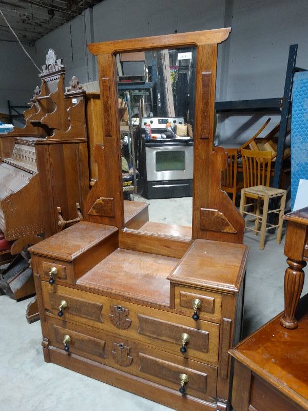 lot 319 image: Antique vanity w mirror. Beautiful piece of furniture