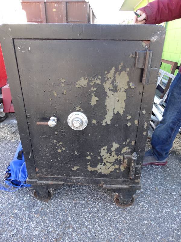 lot 320 image: Yale commercial safe- Estate barn find- Locked closed