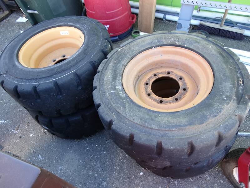 lot 324 image: Set of 4 skid loader wheelstires