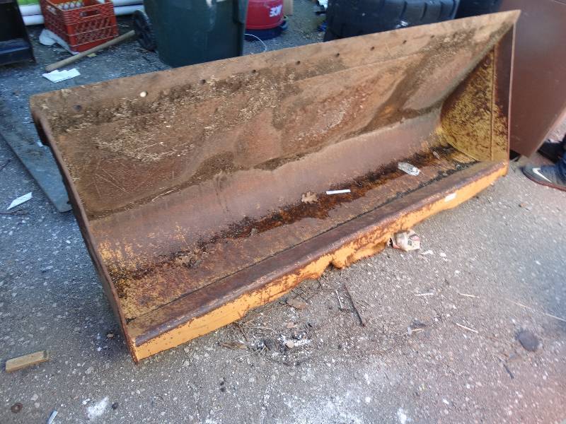 lot 325 image: Skid loader quick attach bucket- no teeth
